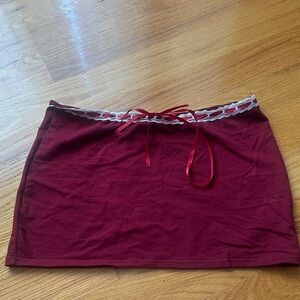 EDIKTED Elegant Red Lace-Trimmed Skirt